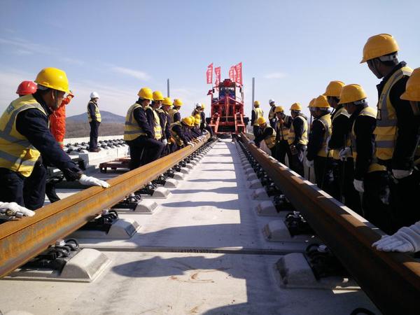 铁路工人正在京沈客专河北承德台头山段铺轨