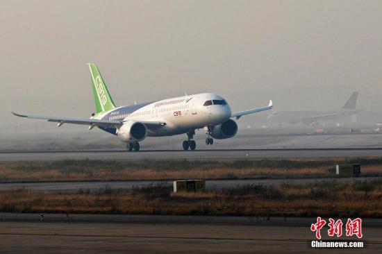 11月3日早晨7时35分，中国商飞C919首架飞机从浦东机场第四跑道起飞，计划飞行时长为3个多小时，预计上午11时返回浦东机场。 殷立勤 摄