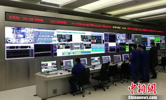 北京市东南热电中心三期燃气热电工程168小时试运，现场工作人员正在紧张有序地操作。华能北京热电有限责任公司供图