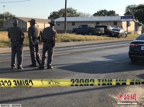 枪击事件发生在得州南部小镇萨瑟兰斯普林斯(Sutherland Springs)，该地位于圣安东尼奥市东南方向约40英里处，人口仅有约400人。图为警方在事发现场拉起警戒线。