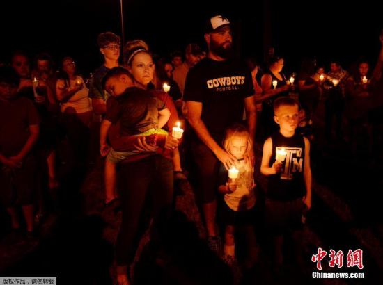 当地时间11月5日，美国得克萨斯州南部一处教堂发生枪击事件。事件已经造成26人遇难，约20人受伤。事件发生后，当地民众手持烛光，为遇难者默哀。