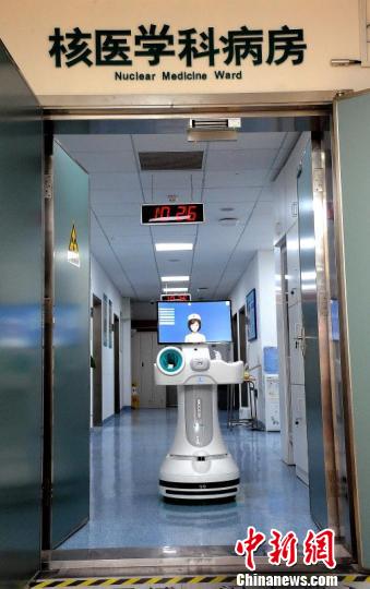通过实时视频交互，医生及护士可随时通过机器人与病人进行交流。　谭珊 摄