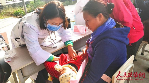 中国志愿医生、儿科主任医师邓莉在为患儿义诊