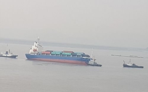 中国货船在韩西部海域撞滩涂险倾覆 韩海警船救援