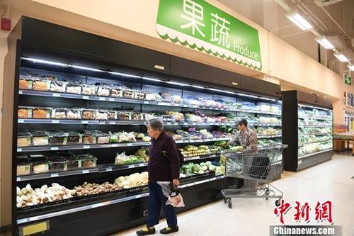 10月16日，广西南宁，民众在超市选购蔬菜。当日，中国国家统计局发布数据，2017年9月份，中国居民消费价格同比上涨1.6%。其中，城市上涨1.7%，农村上涨1.4%。<a target='_blank' href='http://www.chinanews.com/'>中新社</a>记者 俞靖 摄