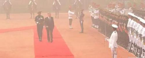 当然，同样参加了这场欢迎仪式的印度总理莫迪也并不好受，但也只能强颜欢笑…