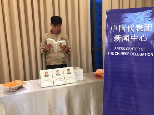 图为一位越南青年在阅读《习近平谈治国理政》；