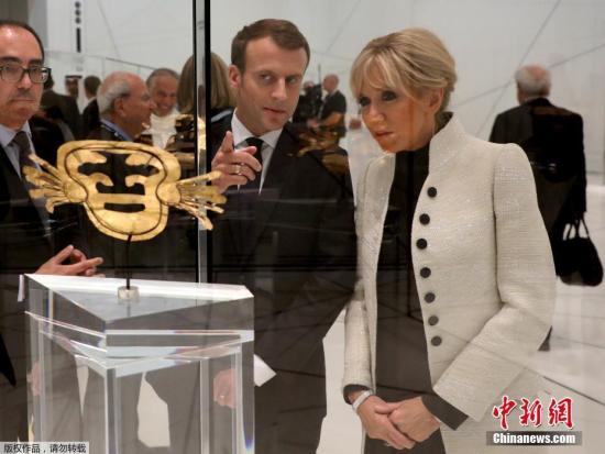 当地时间2017年11月8日，阿拉伯联合酋长国迪拜，法国总统马克龙夫妇在阿布扎比王储穆罕默德与迪拜酋长穆罕默德·本·拉希德·阿勒马克图姆陪同下参观阿布扎比卢浮宫。图为马克龙夫妇观看博物馆内的展品。
