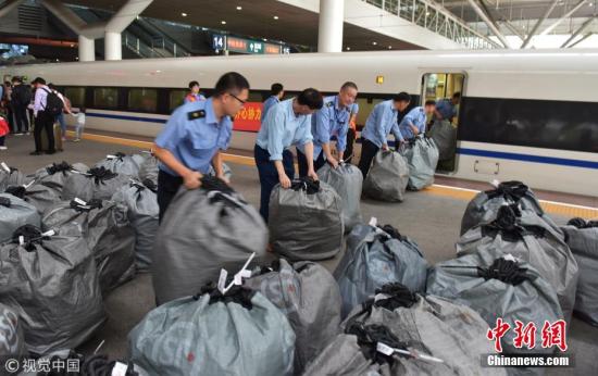 “双11”快递搭乘高铁 深圳到武汉只需5个小时。 李坚强 摄 图片来源：视觉中国