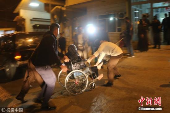 当地时间11月12日，伊拉克苏莱曼尼亚，伊拉克北部发生地震，伤者抵达医院接受治疗。图片来源：视觉中国