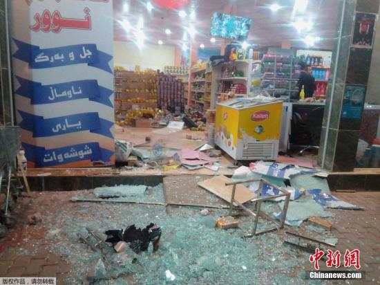 当地时间11月12日晚，在伊拉克(北纬34.90度，东经45.75度)发生7.8级地震，震源深度20千米，震中位于伊朗、伊拉克边境地区。图为伊拉克哈拉布贾一家商店因为地震受损严重。
