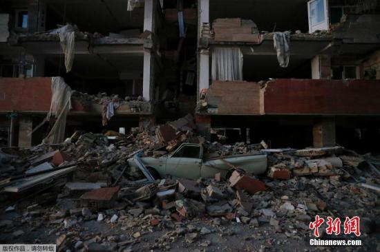 图为伊朗克尔曼沙赫省房屋受地震影响发生倒塌。
