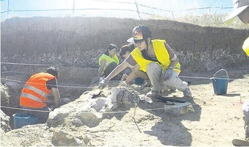赵晓娴(中)在西班牙马德里市郊区Los Ahijones 旧石器遗址进行挖掘
