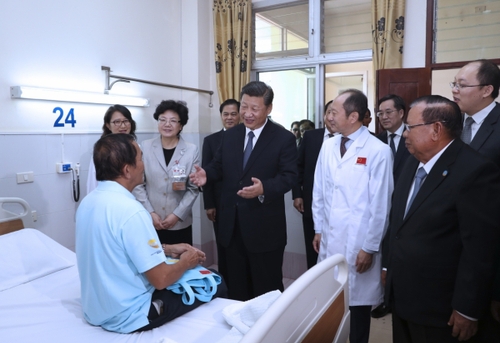 习近平同老挝人民革命党中央委员会总书记、国家主席本扬一道出席玛霍索综合医院奠基仪式2