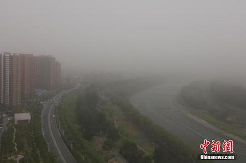 5月4日，北京遭遇沙尘过境，城区天空能见度低，局地PM10浓度破2000，空气质量达严重污染级别。<a target='_blank' href='http://www.chinanews.com/'>中新社</a>记者 杨可佳 摄