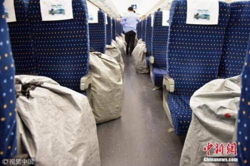 图为高铁车厢内的快递物品。 李坚强 摄 图片来源：视觉中国