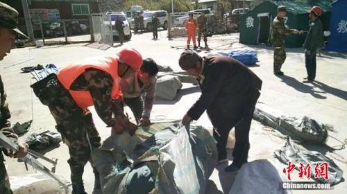 武警林芝支队官兵在地震发生后，在辖区为灾民搭设帐篷。武警西藏总队供图