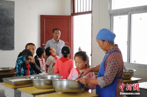 北京3万余乡村教师岗位生活补助年超9亿 补助