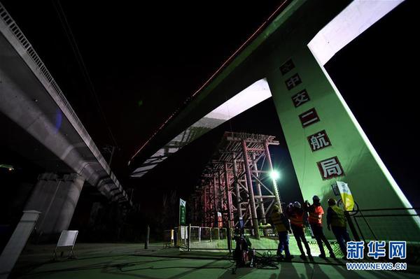 郑万高铁万吨T构桥横跨京广高铁转体成功2