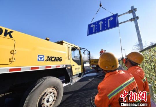 11月23日，北京市2017年疏堵工程重点项目京哈高速漷县进出口路段拓宽改造工程完工并于正式开放通行。　张可为 摄