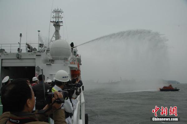 11月23日，由中国交通运输部救助打捞局主办的“2017年救捞系统南部海区应急救援综合演练”在广西北海海域举行。图为直升机高海况降落“南海救102”轮实施伤员快速转运救治。
