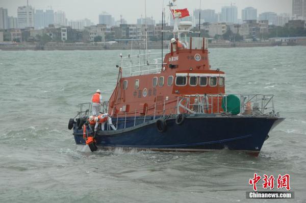 图为近海救助艇“华英396”施放救生圈救人。