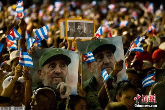 资料图：2016年12月3日，运送菲德尔·卡斯特罗骨灰的车队沿着1959年古巴革命胜利时的路线一路东行，途经古巴13个省份最终抵达圣地亚哥市。古巴民众自发组织集会悼念古巴革命领袖菲德尔·卡斯特罗。
