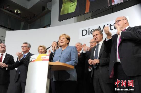 当地时间9月24日18时，2017年德国联邦议院选举正式结束投票。根据德国电视一台当晚21时50分公布的最新出口民调，默克尔领导的联盟党获得了33%的选票，使其保持了国会第一大党的位置，也使得默克尔开启其第四个总理任期理论上只是时间问题。图为默克尔当晚在基民盟选举集会上发言。<a target='_blank' href='http://www.chinanews.com/'>中新社</a>记者 彭大伟 摄