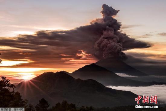 当地时间11月27日，印度尼西亚巴厘岛阿贡火山日前接连喷发，当地民众和当局都对此提高警惕。由于有再发喷发可能，印尼当局27日将阿贡火山的警戒级别从三级别调高至最高的四级。