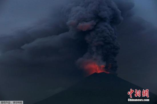 印尼国家灾害管理局今天将阿贡火山喷发警戒升至最高级别第4级。撤离区从火山周围的6至7.5公里，扩大到10公里。