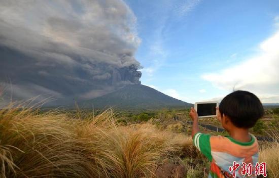 阿贡火山随时再喷发 政府下令疏散10万居民