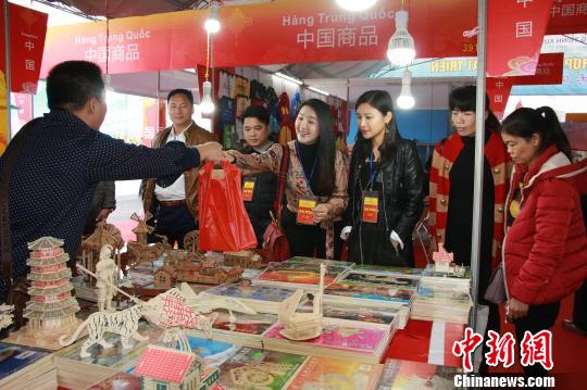 图为越南民众在购买中国商品。　朱新华 摄