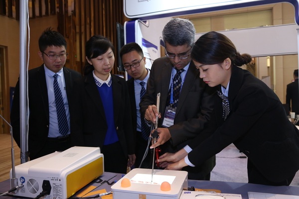 外国专家在会上了解中国自主研发的超声骨刀孔镜微创切骨工具新产品
