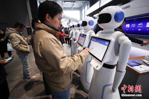 12月4日，在浙江乌镇举行的第四届世界互联网大会“互联网之光”博览会上，民众体验人工智能机器人。