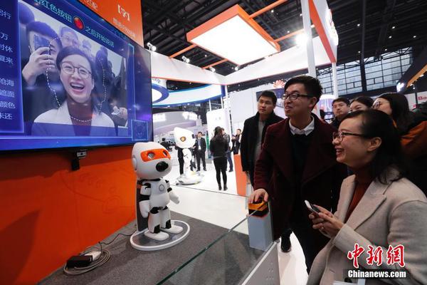 12月4日，在浙江乌镇举行的第四届世界互联网大会“互联网之光”博览会上，民众体验中文唇语识别系统。