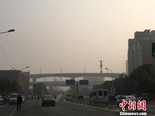 武汉上空霾笼罩 马芙蓉 摄