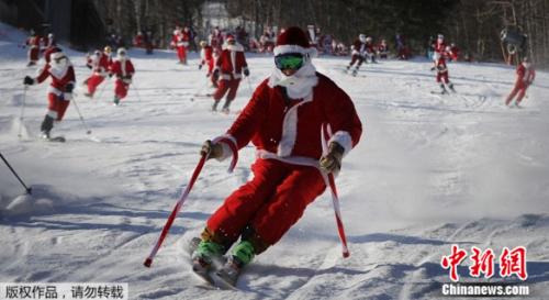 圣诞老人帅气滑雪。