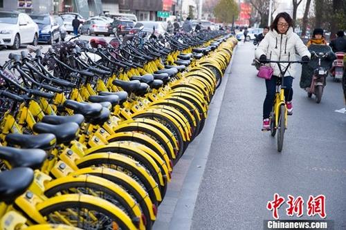 资料图：11月23日，山西太原，民众正在使用共享单车。<a target='_blank' href='http://www.chinanews.com/'>中新社</a>记者 张云 摄