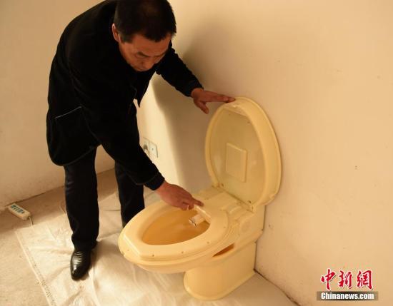 资料图：重庆巴南区滕飞父子研发出用3D技术打印的折叠式挂墙马桶，获得国家外观和实用新型两项专利。 <a target='_blank' href='http://www.chinanews.com/'>中新社</a>记者 周毅 摄