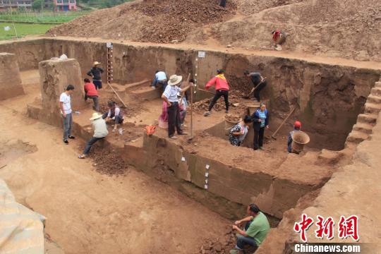 工作人员正在考古发掘。　钟欣 摄