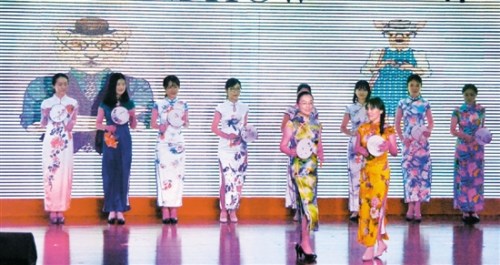 中方学生表演旗袍秀