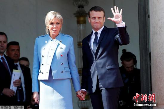 资料图：法国总统马克龙与夫人布丽吉特·特罗尼厄。