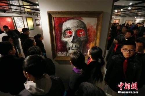 图为学生观看展览。 <a target='_blank' href='http://www.chinanews.com/'>中新社</a>记者 富田 摄