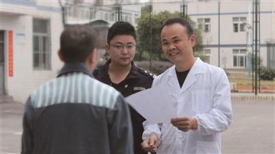 民警告知郑江DNA比对结果 供图/福建省龙岩监狱