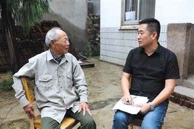作者李晓方(右)与南京大屠杀幸存者。 受访者供图