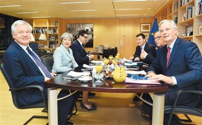 图为12月8日，英国首相特蕾莎·梅(左二)与欧盟委员会主席容克(右二)在比利时布鲁塞尔的欧盟总部会面。新华社/美联 
