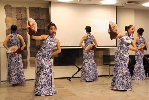 中国侨网中国民族舞蹈表演。