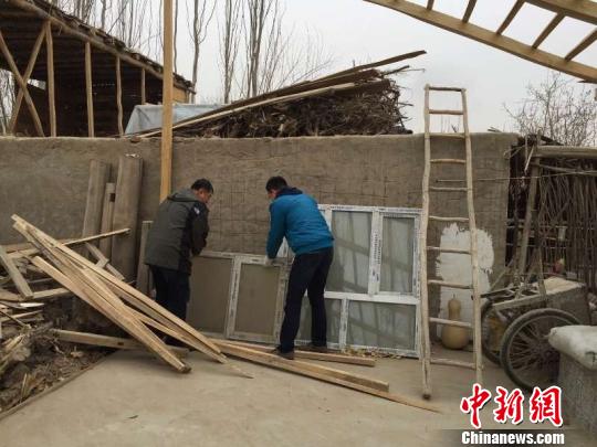 新疆党委政研室干部在农户家帮着干活。　新疆党委政研室供图 摄