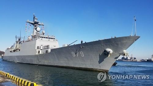 资料图片：12月11日，韩国海军“姜邯赞”号驱逐舰停靠日本港口。（图片来源：韩联社）