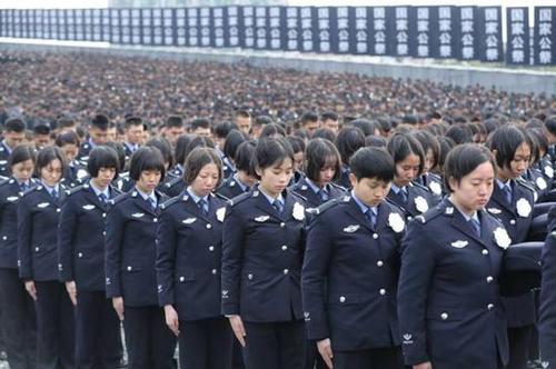12月13日，在南京大屠杀死难者国家公祭仪式现场，现场人员肃立默哀。新华社记者 庞兴雷 摄